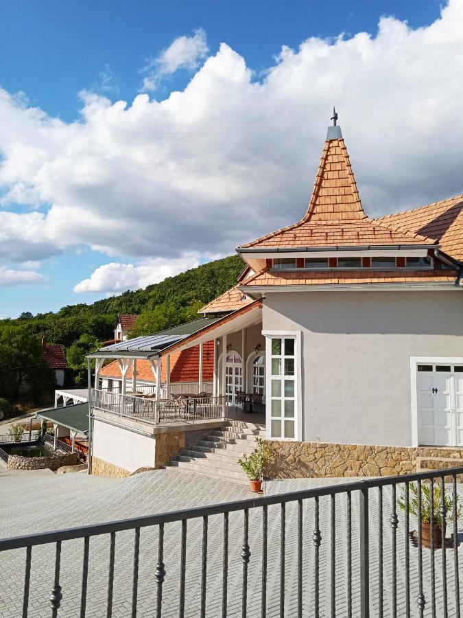 SümegFogado A Ket Toelgyfahoz住宿加早餐旅馆 外观 照片